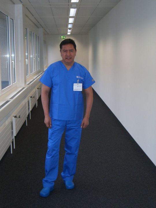 Doctor con ropa azul